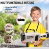 Lächelnder Junge, der eine weiße Rocket Boom Blasenpistole hält, mit Einsätzen, die Trageriemen, Griff und Ventilatorfunktion zeigen Voir les images du produit