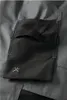 A close-up view of a cargo pocket on a pair of gray work pants. Anteprima dell’immagine prodotto