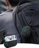 A person wearing a backpack with an AirPods Pro case attached. Anteprima dell’immagine prodotto