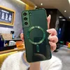 A person is holding a green phone case with a magnetic ring for MagSafe. Náhled obrázku produktu