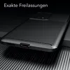 A close-up shot of a black smartphone case with a carbon fiber texture, highlighting its precise cutouts. Voir les images du produit