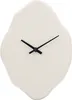 A minimalist wall clock with an organic, asymmetrical shape. Voir les images du produit