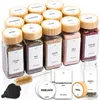 Sammlung von Glasgewürzgläsern mit Bambusdeckeln, gefüllt mit verschiedenen Gewürzen und Kräutern, zusammen mit einer Reinigungsbürste, einem Trichter und zusätzlichen Etiketten Produktbild-Vorschau