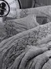A close-up view of a grey duvet cover with a black damask pattern. Produktbild-Vorschau