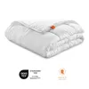 A white comforter folded and placed on a white background, with certification logos and text at the bottom. Voir les images du produit