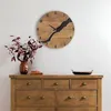 Elegante, schlichte Wanduhr aus Holz mit kreativen Produktbild-Vorschau 2