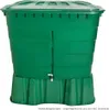 A green rain barrel with a lid and a tap, standing on a green base. Voir les images du produit