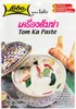 A pouch of Tom Ka paste with a bowl of Tom Ka soup and ginger root. Podgląd zdjęcia produktu