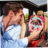 Rosa und blaues Spielzeuglenkrad, gehalten von einem Mann, mit lächelndem Kind im Autositz im Hintergrund Náhľad obrázku produktu