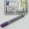 A single Staedtler Lumocolor flipchart marker is shown in the foreground, with its packaging visible in the background. Voir les images du produit