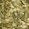A close-up, overhead view of a pile of pumpkin seeds. Voir les images du produit