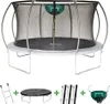 A trampoline with a safety net and a basketball hoop attachment, shown with accessories like a ladder, cover, and stakes. Voir les images du produit