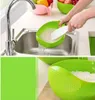 A collage showing a person washing rice in a sink using a green colander, and a close-up of a green colander filled with rice. Produktbild-Vorschau