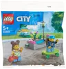 A polybag containing a LEGO City playset with two minifigures, a skateboard, and park elements. Podgląd zdjęcia produktu