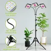 A plant grow light with a tripod stand and three adjustable LED heads, surrounded by two potted plants. Text overlays highlight product features. Anteprima dell’immagine prodotto