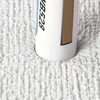 Boden einer weißen Flasche mit braunem Etikett und schwarzem Text "VB528" auf strukturierter weißer Oberfläche Náhľad obrázku produktu
