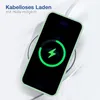 A smartphone with a green case is placed on a wireless charger, displaying a charging animation. Produktbild-Vorschau