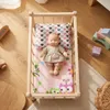 Ein Puppenbett aus Holz in einer natürlichen Farbe mit Produktbild-Vorschau 4