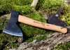An axe and its leather sheath are placed on mossy ground and a log. Produktbild-Vorschau