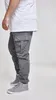 A person wearing cargo jogging pants and sneakers, shown from the waist down. Produktbild-Vorschau