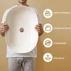 A person is holding an oval white ceramic sink against a light brown background, with marketing icons and text on the right side. Anteprima dell’immagine prodotto