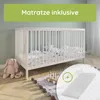 A white baby crib with bedding, a stuffed bunny, and a mattress shown in a circular overlay. Produktbild-Vorschau