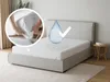 A bed with a white mattress protector and a water drop graphic indicating waterproofing. Produktbild-Vorschau