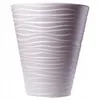 A close-up studio shot of a beige plant pot with a wavy white pattern against a white background. Anteprima dell’immagine prodotto