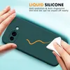 Hands holding a dark green phone case, with text overlay describing its features. Produktbild-Vorschau