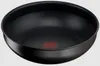 A black wok pan with a red circular logo in the center of the base. Voir les images du produit