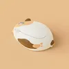 A calico cat-themed wireless mouse is shown from a side-top angle on a plain light orange background. Anteprima dell’immagine prodotto