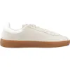 A side view of a single cream-colored sneaker with a white heel accent and a brown sole. Produktbild-Vorschau