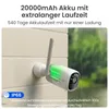 A security camera mounted on a wall during a rain shower, with text overlays highlighting its features. Produktbild-Vorschau