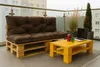 A balcony with a pallet sofa and a yellow coffee table. Voir les images du produit