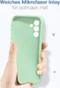 A hand holding a light green phone case. Produktbild-Vorschau