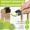 Close-up of a hand operating a black latch mechanism on a wooden baby gate. The image highlights the ease of use and a specific feature. Produktbild-Vorschau