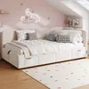 A child's bedroom with a beige daybed, pink walls, and a rug. Anteprima dell’immagine prodotto