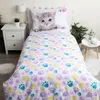 A child's bed with a kitten-themed duvet cover and pillowcase. Voir les images du produit