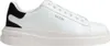 A single white Guess sneaker with black accents on the heel. Produktbild-Vorschau