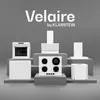 A display of white kitchen appliances, including an oven and a stovetop, arranged on gray platforms against a gray background. Voir les images du produit