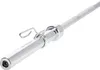 A close-up of a chrome barbell with a weight clamp attached. Voir les images du produit