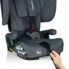 A close-up view of a gray car seat with a hand adjusting a strap. Voir les images du produit