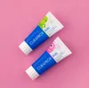 Two tubes of Curaprox kids toothpaste are arranged diagonally on a pink background. Anteprima dell’immagine prodotto