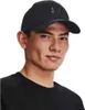 A man wearing a black Under Armour cap and shirt, shown from the chest up against a white background. Anteprima dell’immagine prodotto