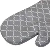 A close-up view of a gray oven mitt with a white geometric pattern. Anteprima dell’immagine prodotto
