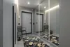 A hallway with two doors, a rug, and a mirror. Produktbild-Vorschau