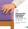 A child's hand rests on a violet fitted sheet draped over a wooden bed frame. Text and icons provide product information. Podgląd zdjęcia produktu