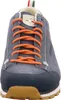 A close-up front view of a gray hiking shoe with orange laces. Voir les images du produit