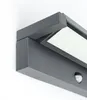 Close-up view of a dark gray LED outdoor wall light with a motion sensor. Anteprima dell’immagine prodotto