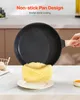 A hand holding a non-stick pan over a cooked food item on a plate. Anteprima dell’immagine prodotto